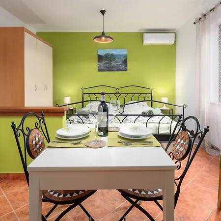 דירה Studio Apartment *